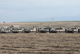 Азербайджан перешел в наступление, армяне собирают танки 