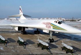 Новый российский ракетоносец Ту-160 получил имя Петра Дейнекина