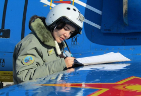 Женщина-военнослужащая Казахстана управляет истребителем - ФОТО