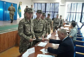 Казахстанская армия проголосовала на внеочередных выборах президента страны