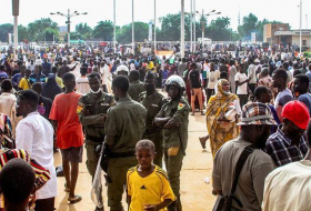 Демонстранты в Нигере угрожают взять штурмом посольство Франции